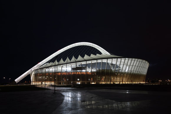 A cable car at the northern end leads to the Skywalk at the apex of the arch. From here, visitors can enjoy a spectacular view over the city and the Indian Ocean. As a distinctive feature, the arch, gives the stadium its unique silhouette, while as a landmark it forms an imposing part of the skyline of Durban.