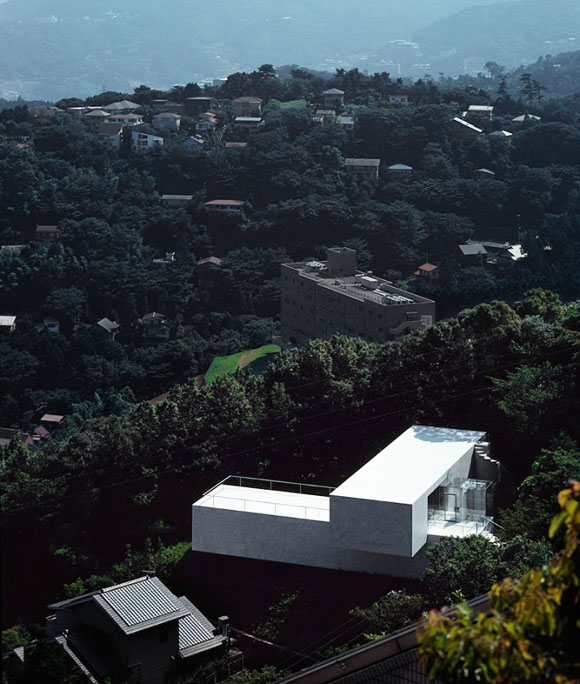 The site locates on mountainside of Izu-san, where Pacific Ocean can be looked down on the south. The untouched wilderness, covered with deciduous broad-leaved trees such as cherry trees and Japanese oaks, gives little level ground. But we saw faint glimmer of architectural possibility along the ridge. The architecture would be used as villa for weekends.