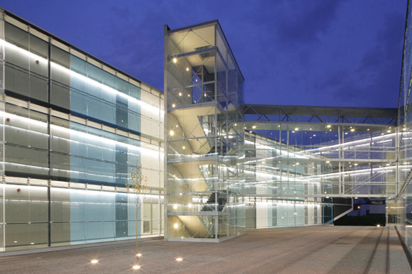 The APARTMENT BUILDING is located at the edge of the Waterfront Park, in a transitional zone between a health-spa complex and a block of single-family houses (designed by Kalle Vellevoog in 2000-2003).